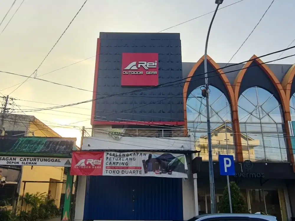 DIJUAL CEPAT TOKO TAS OUTDOOR GEAR 3 LANTAI DEKAT KAMPUS TERKENAL DI YOGYAKARTA