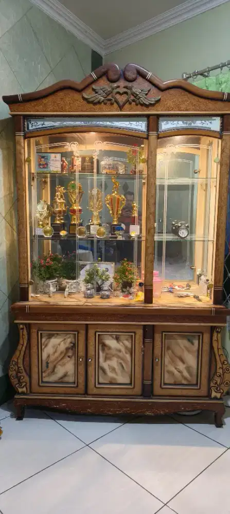 Lemari hias kaca 3 pintu