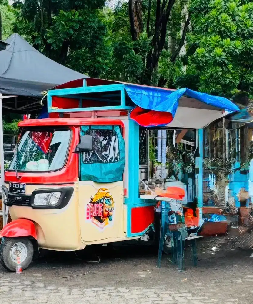 Bajaj food truck
