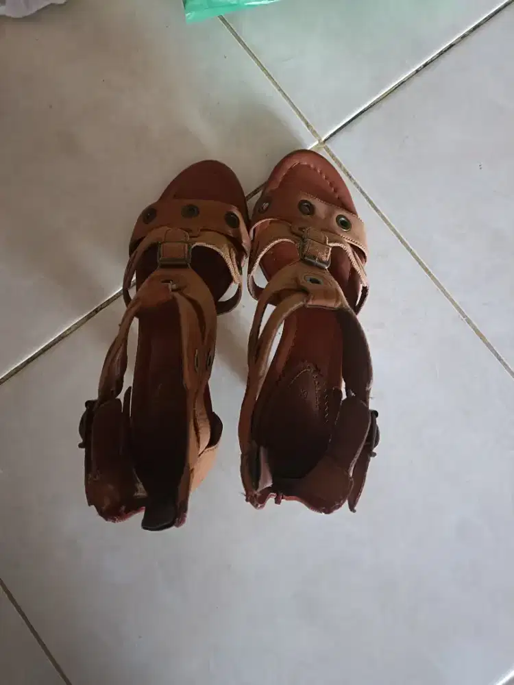 Sepatu Heels Clarks warna coklat