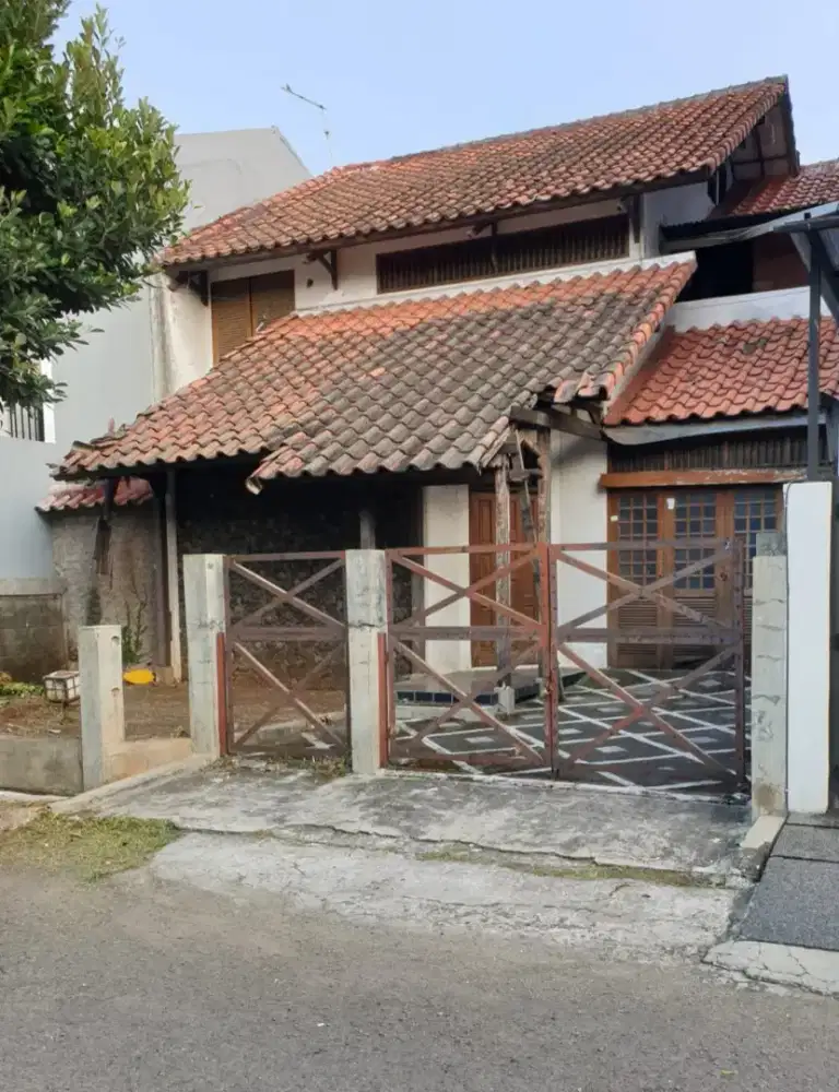 Rumah tua 2 lantai harus renovasi
