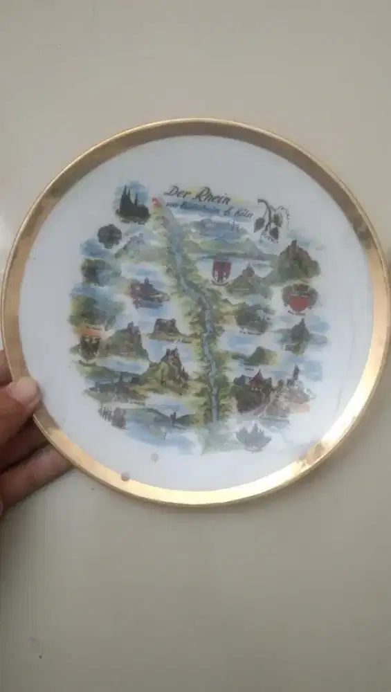 pajangan piring dan toples antik