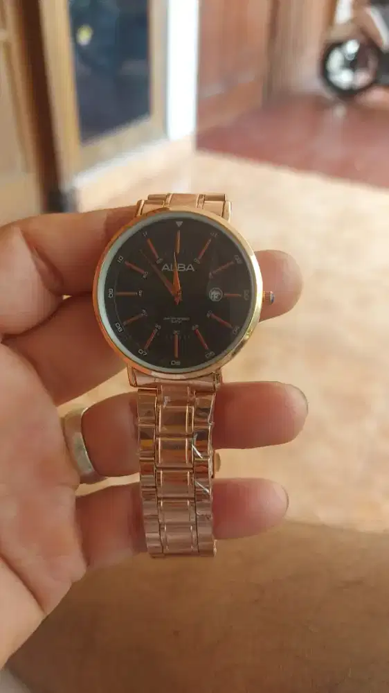 Jam tangan pria tampan