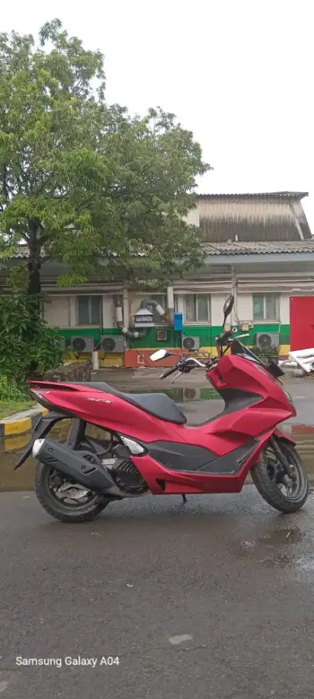Dijual honda PCX 160 warna merah tahun 2022 akhir