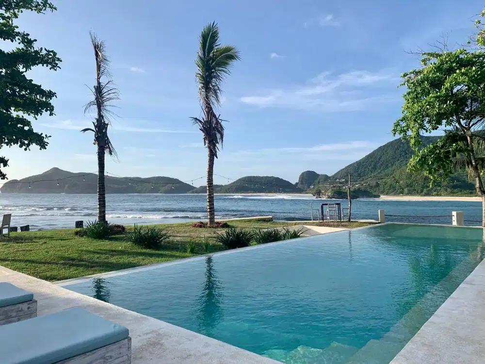 Prime beachfront hotel with surf & corporate demand