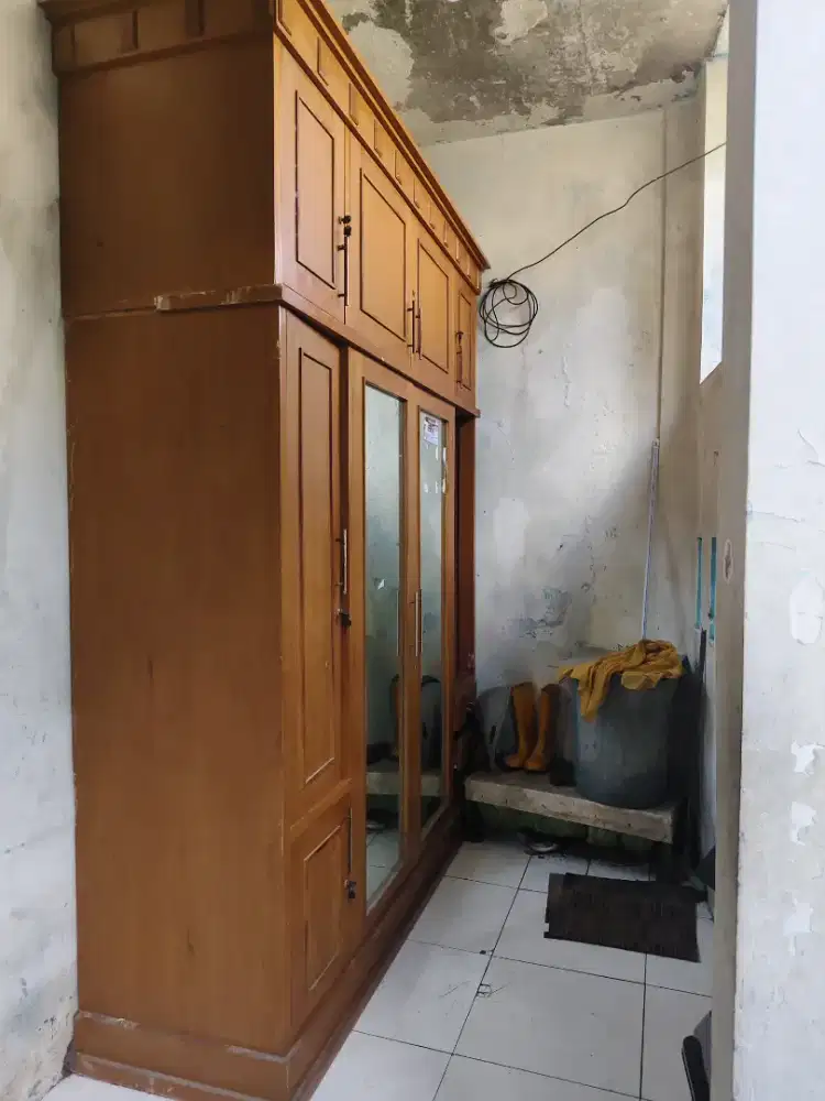 Dijual. Lemari pakaian bahan kayu jati kustom.