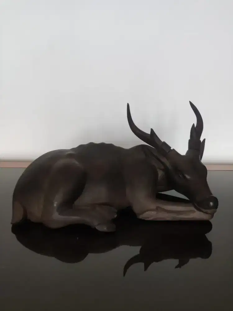 Patung kerbau kayu hitam