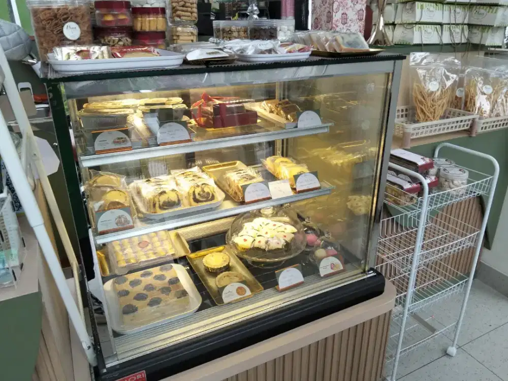 Tomori showcase cake