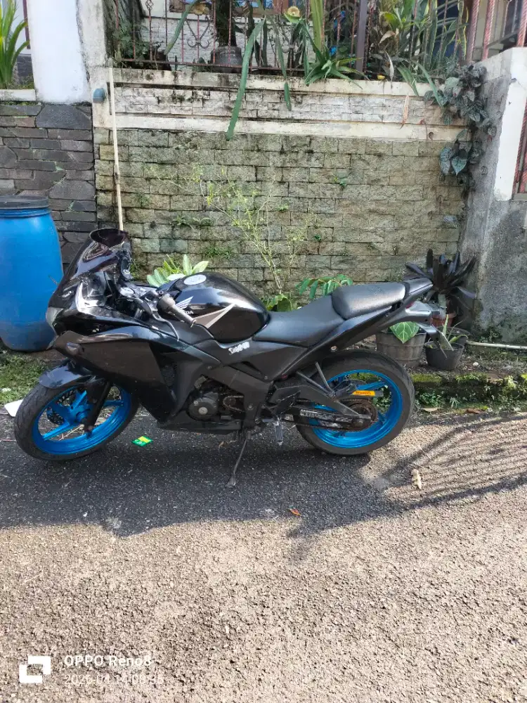 Honda CBR 2012 kumplit asal skr bisa TT Ama apa aja