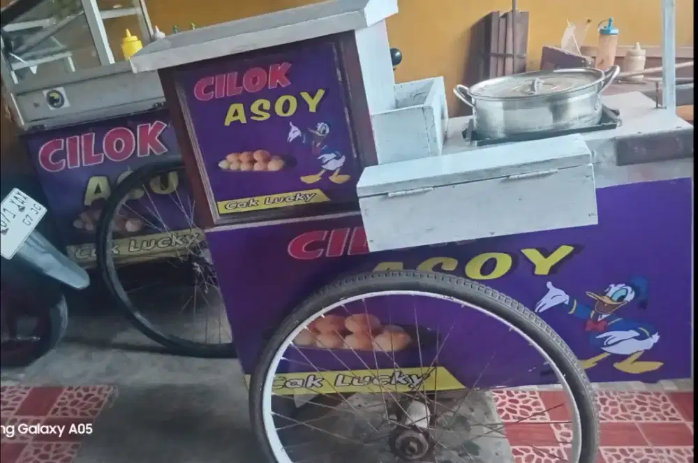 Berjualan cilok keliling dengan gerobak dorong