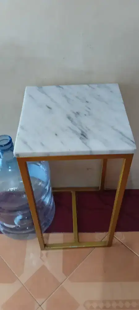 Meja Marmer rangka besi cocok untuk taruh gelas