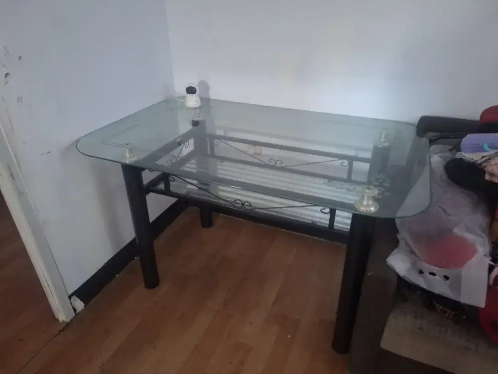 Meja makan ukuran 4 kursi