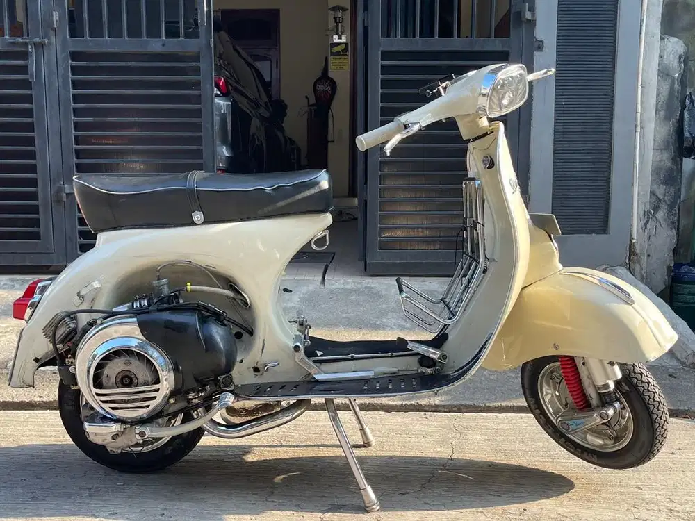 Vespa Super 74 warna putih gading