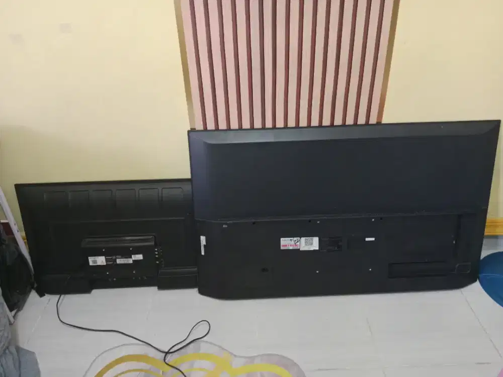 Dijual 2 unit TV LED bekas kondisi rusak.