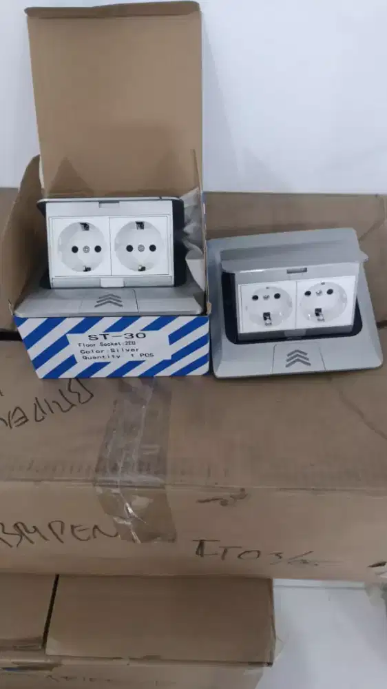 stop kontak lantai 2 lobang..sisa proyek tinggal 1 pcs