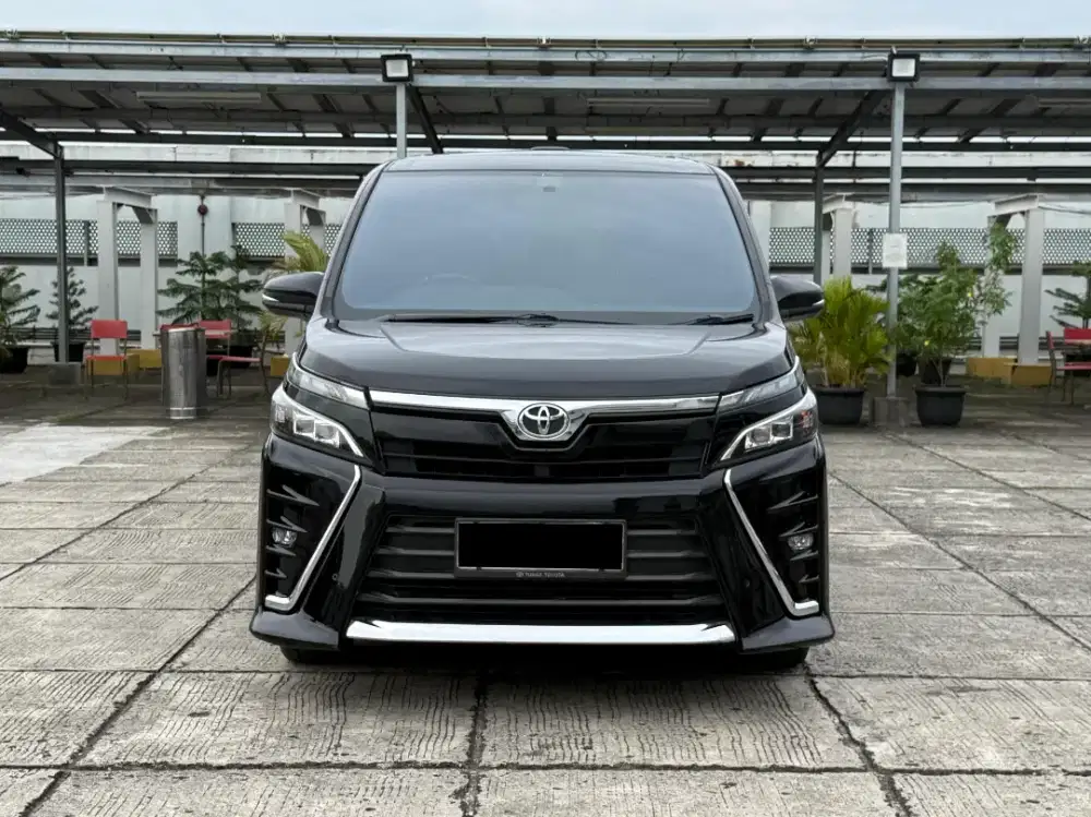 Toyota Voxy 2018 hitam