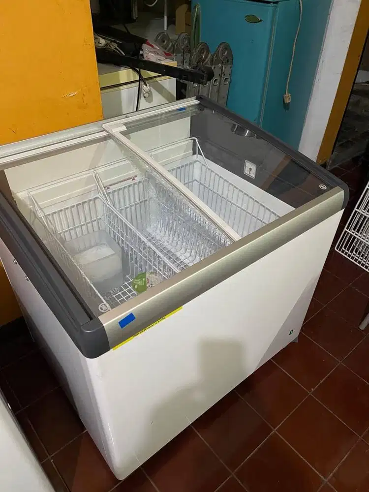 FREEZER SLIDING LIEBHERR – SIAP PAKAI, KONDISI ISTIMEWA