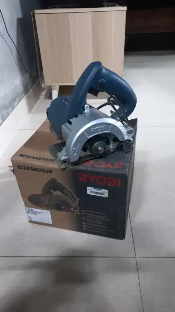 Mesin Potong granit dan Kramik Ryobi