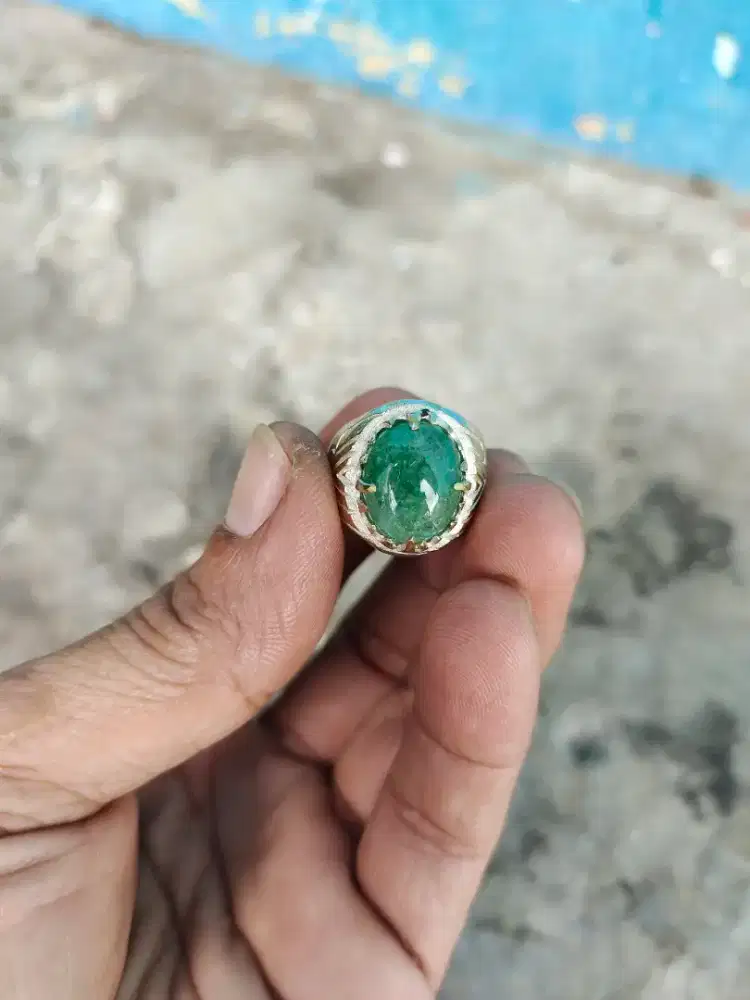Cincin batu permata zamrud