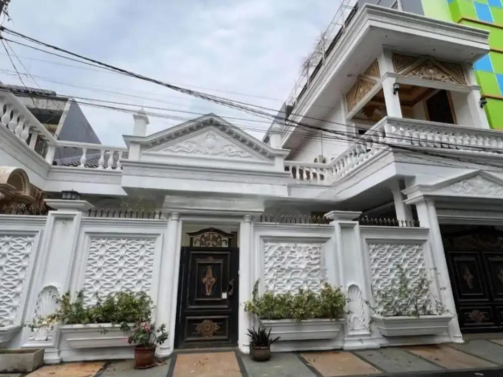 Jual Rumah Bagus di Duren Sawit Jakarta Timur, Ada Kolam Renang, Jalan 2 Mobil, Nego