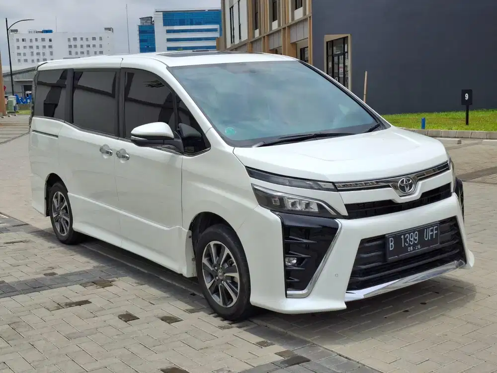 TOYOTA VOXY AT 2021 KM LOW 25RB