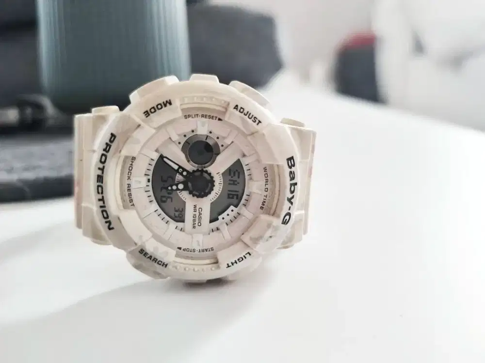 Dijual jam tangan original Casio Baby-G warna putih.