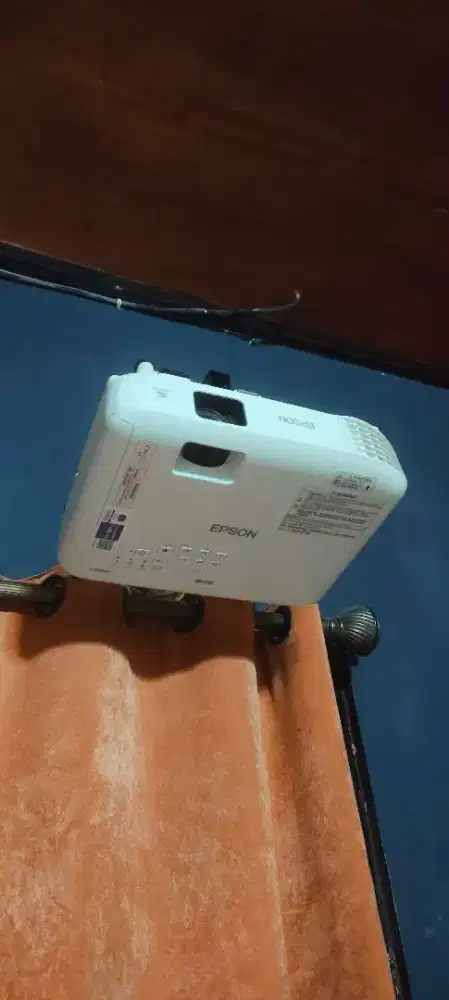 Dijual projector seperti baru