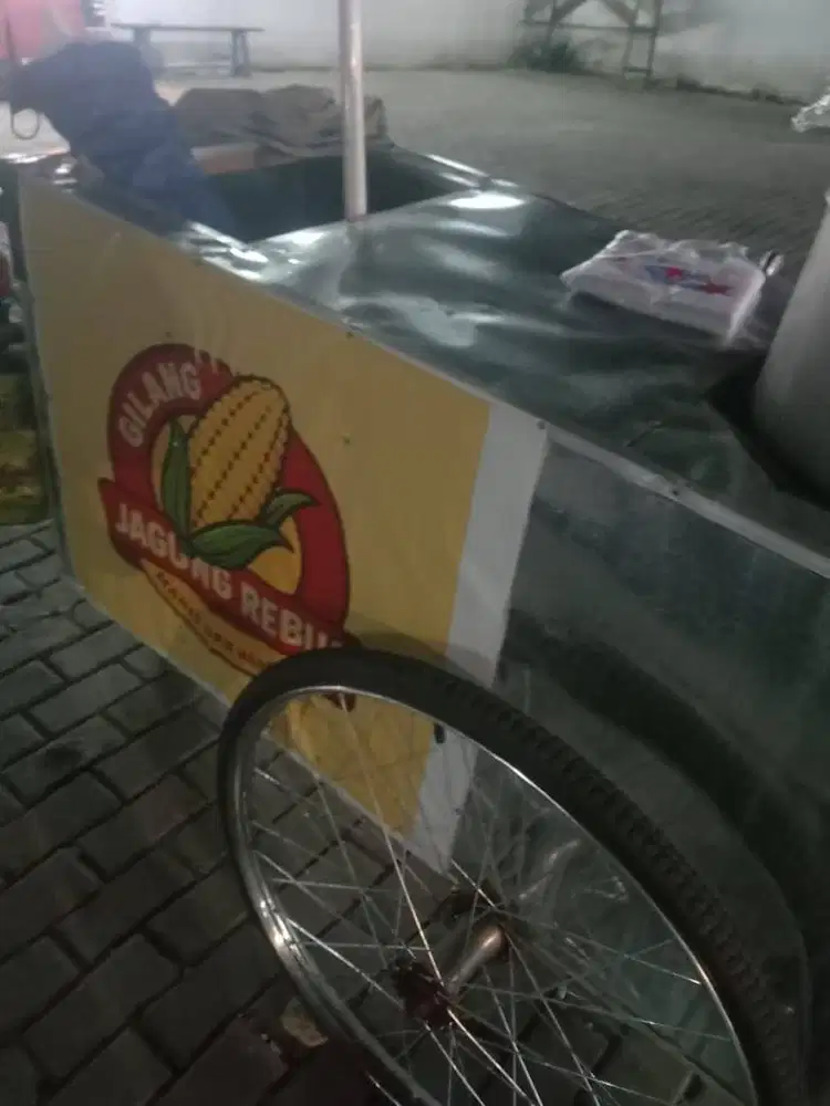 Gerobak bekas jagung manis rebus