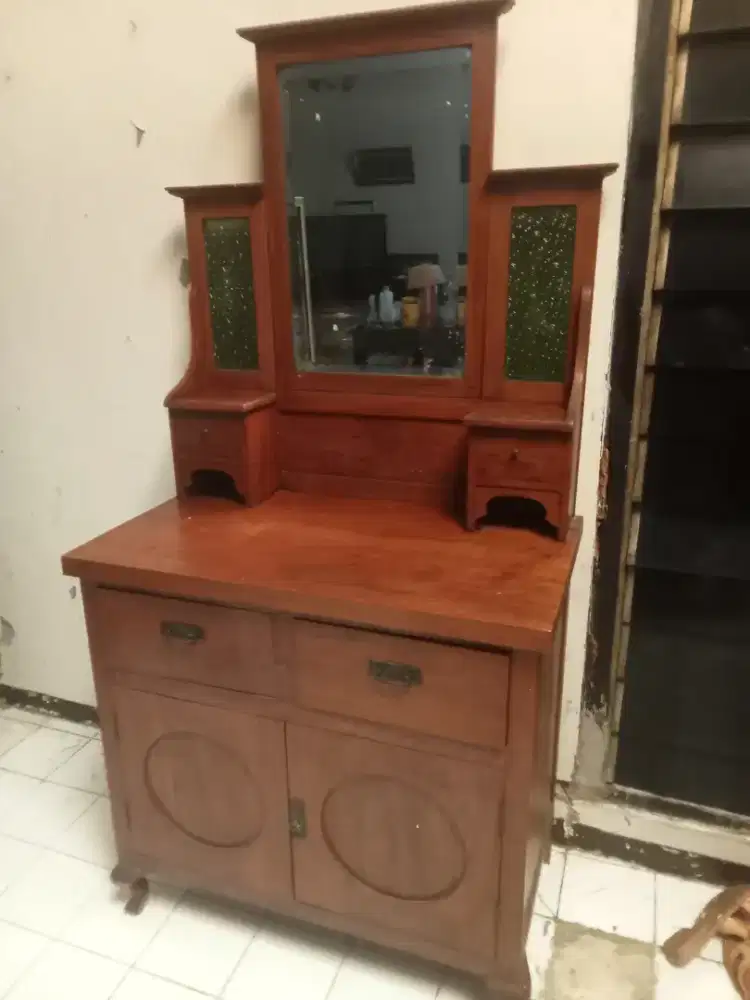 Furniture lemari kayu jati