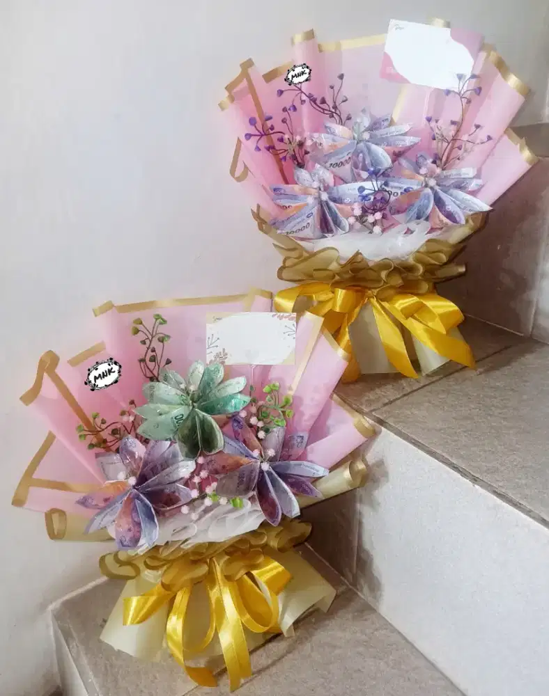 Buket bunga uang dan lainnya