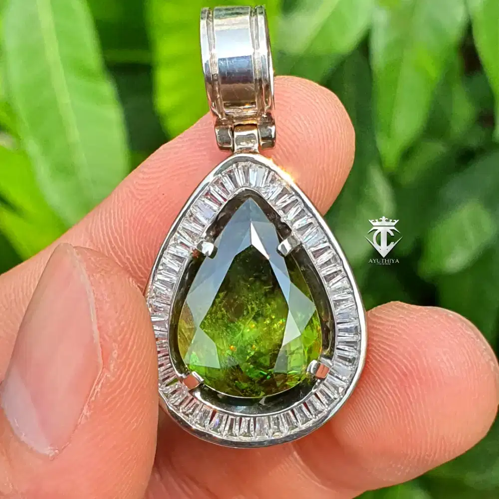 Batu Natural Liontin Intense Green Sphene SriLanka 14.59 Ct Certified