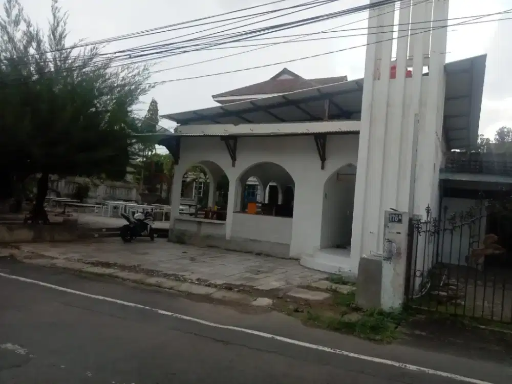 Waitress Jaga Warkop