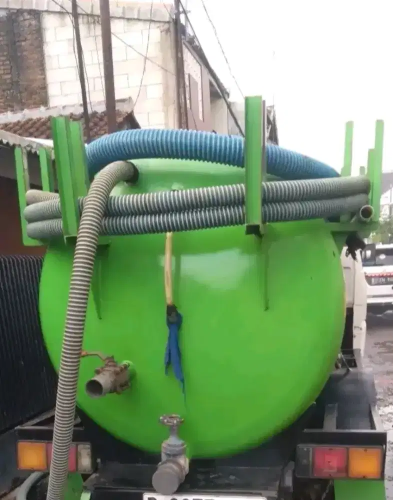 Sedot wc penuh memet