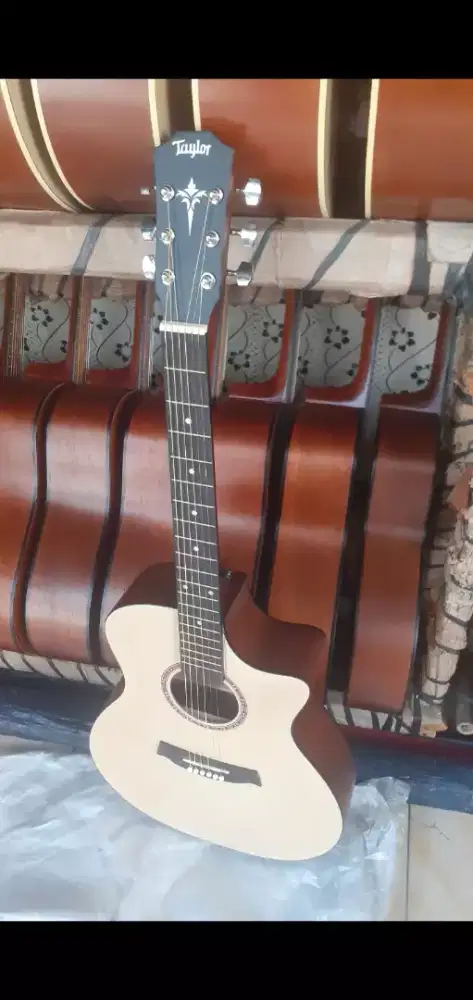 GITAR TAYLOR AKUSTIK