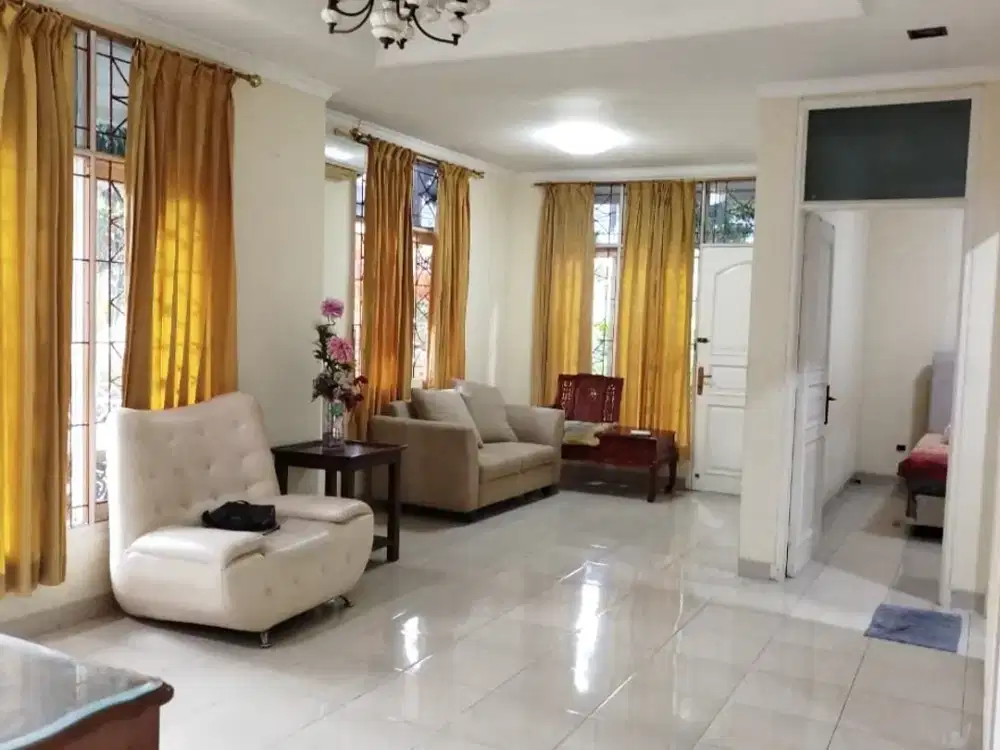 Fefi. Rumah Disewakan di Cluster Taman Beverly Lippo Cikarang