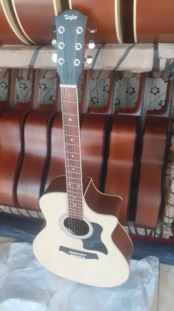 GITAR TAYLOR NATURAL