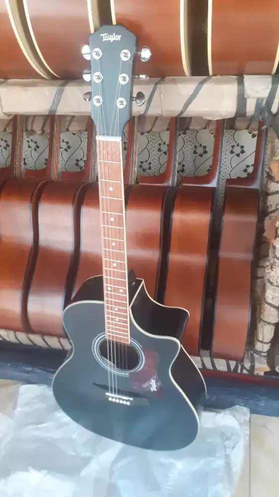 GITAR TAYLOR BLACK