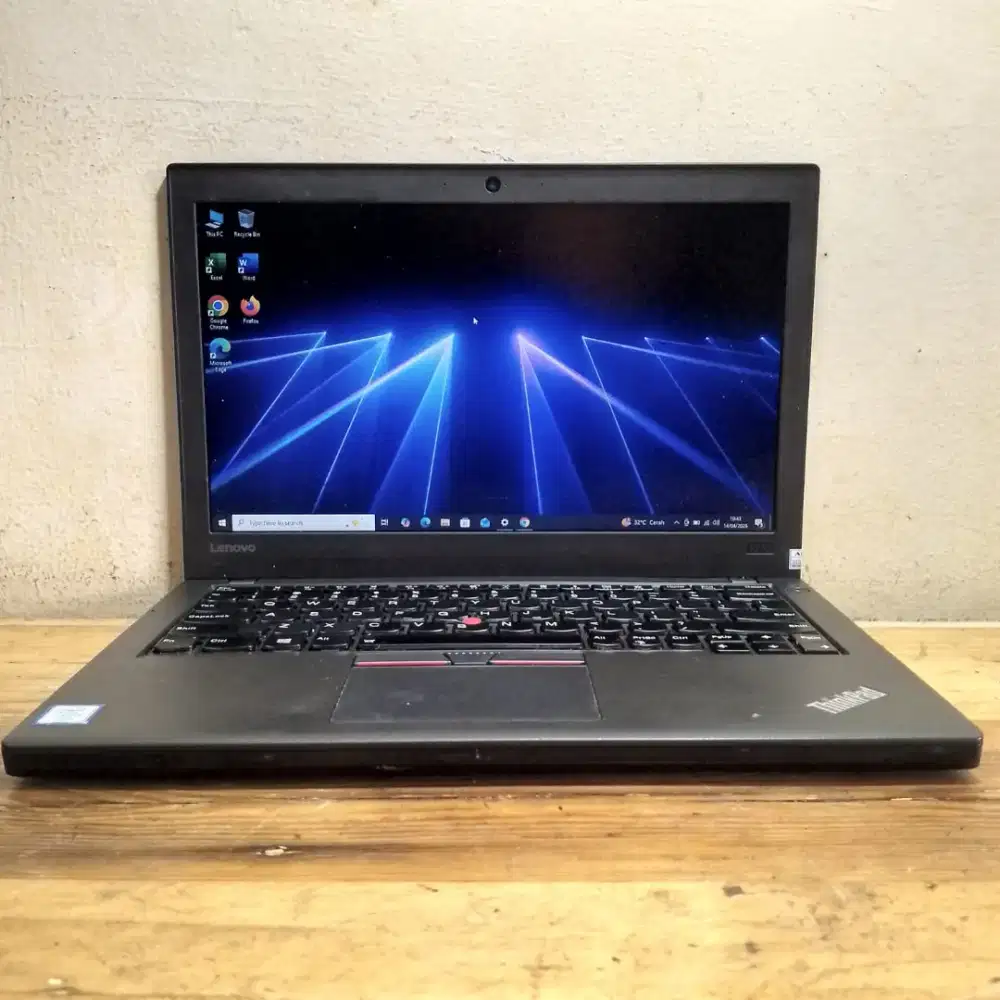 Lenovo Thinkpad X270 core i5-6300U Ram 8 GB SSD 256 GB Keyboard nyala