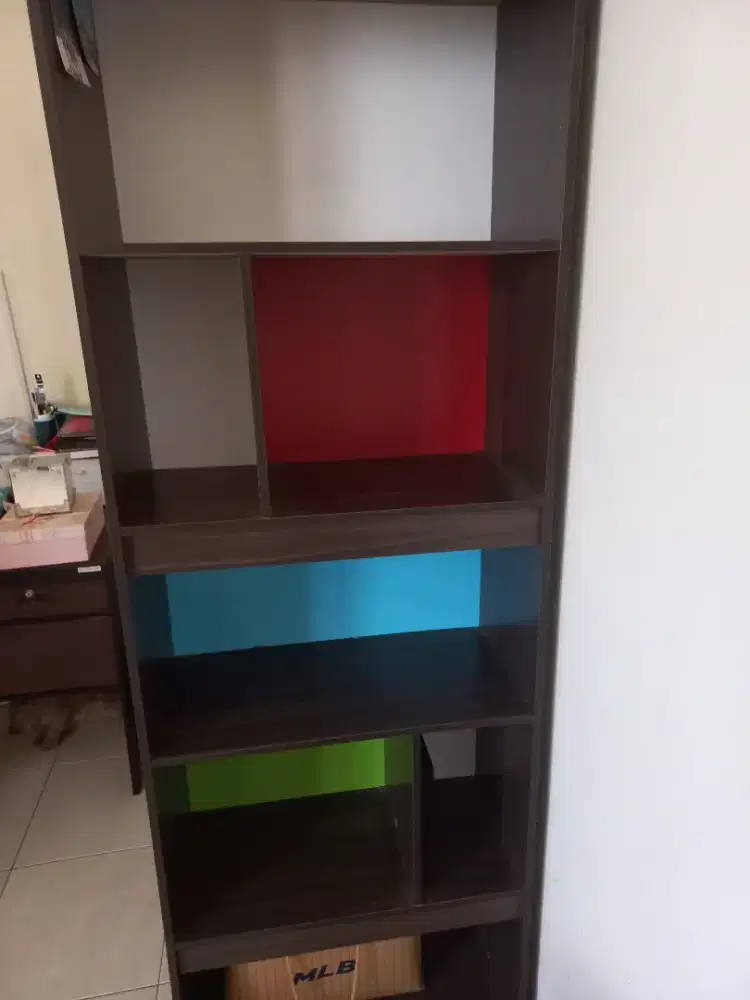 Rak buku dan pajangan