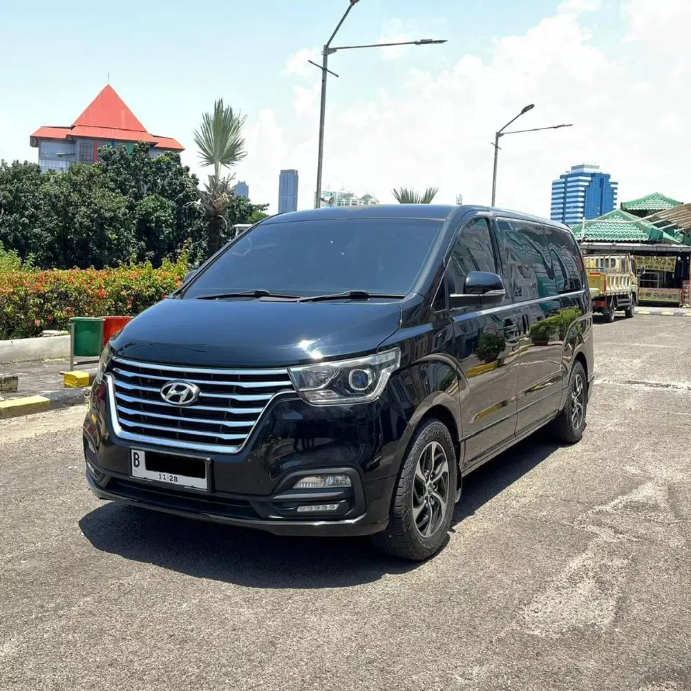 HYUNDAI H1 CRDi 2.5 ROYALE DIESEL AT 2018 HITAM