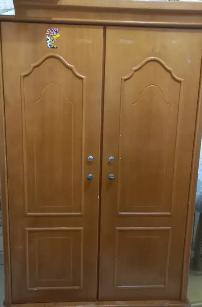 Lemari pakaian kayu