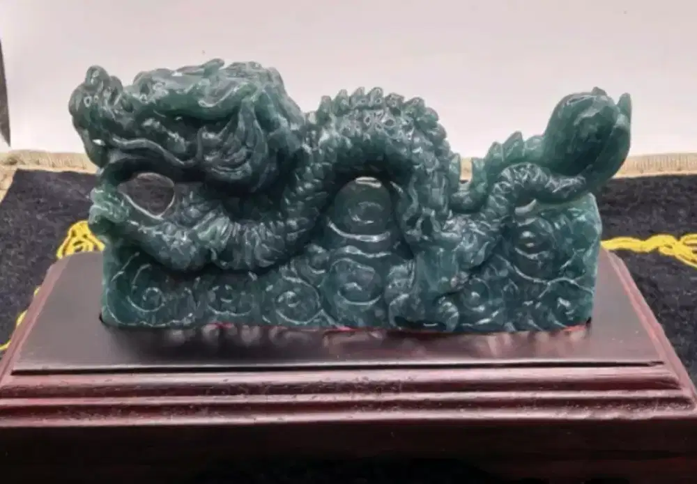 Jadeite jade giok Burma type A ukiran naga