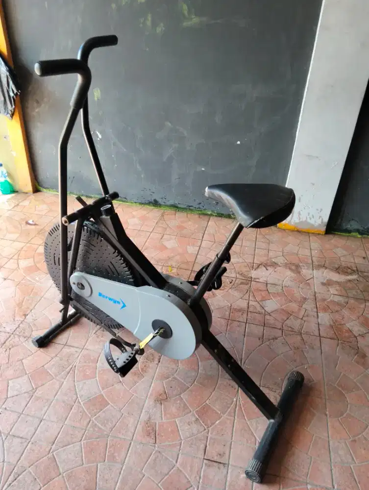 Sepeda statis Berwyn Alat olahraga fitnes