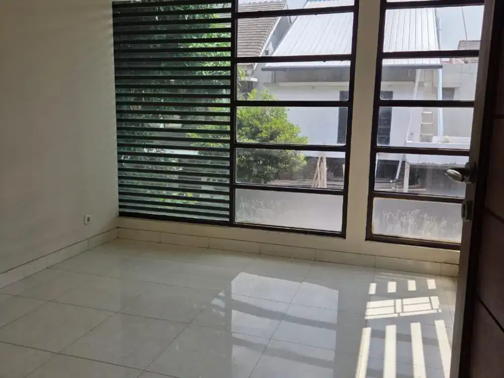 Sewa Rumah Bagus Luas 135M2, 2 Lantai di Emerald Bintaro