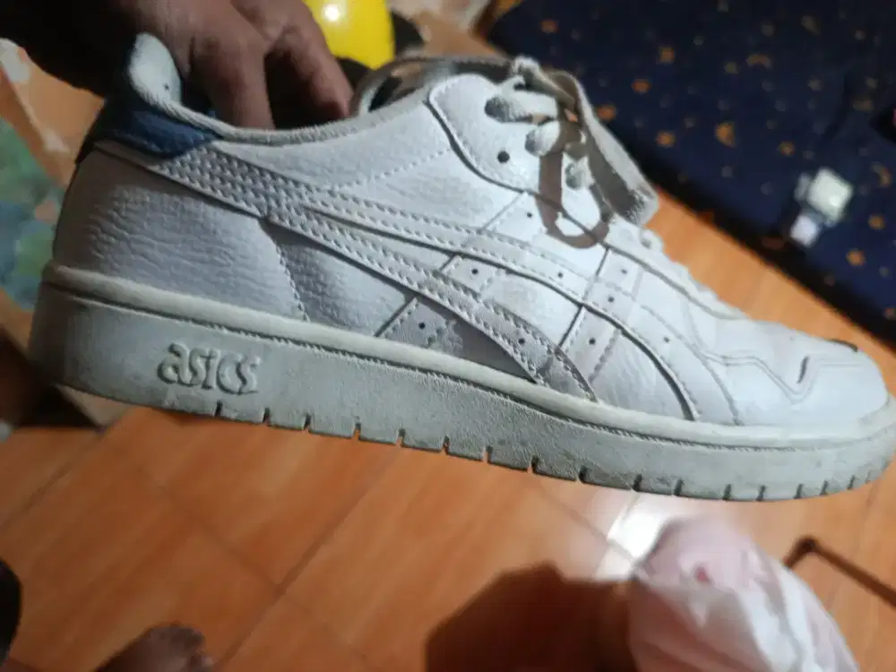 Sepatu ori bermerk dan sepatu gunung