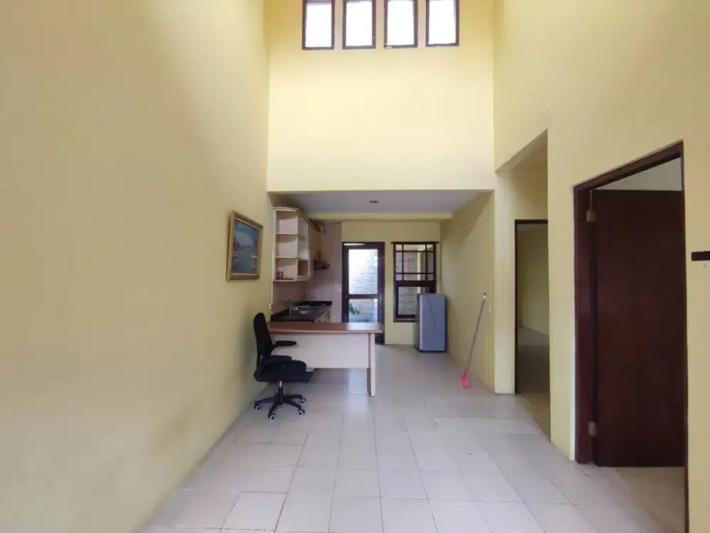 Rumah Nyaman Siap Sewa Atap Tinggi di Lippo Karawaci Barat