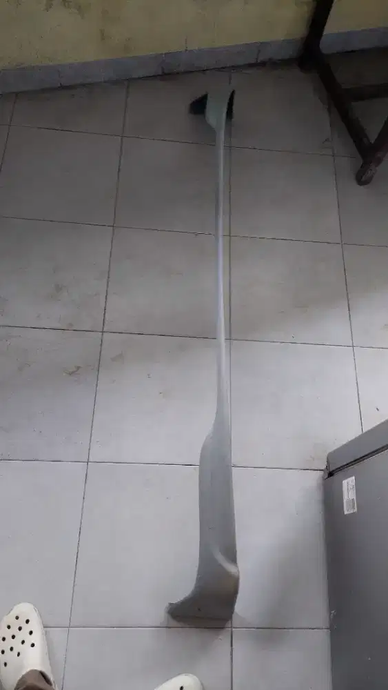 Lips depan bemper mobil.