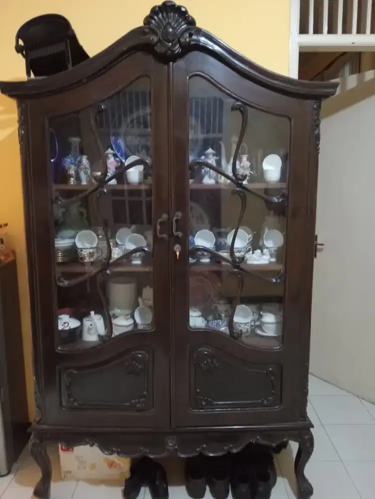 Lemari pajangan Kayu Jati + isi