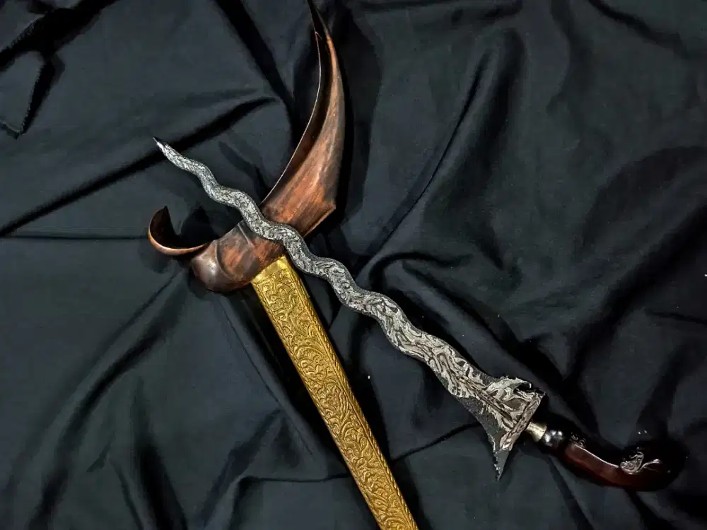 Keris sepuh sangkelat pamor Blarak sineret warangka ladrang solo