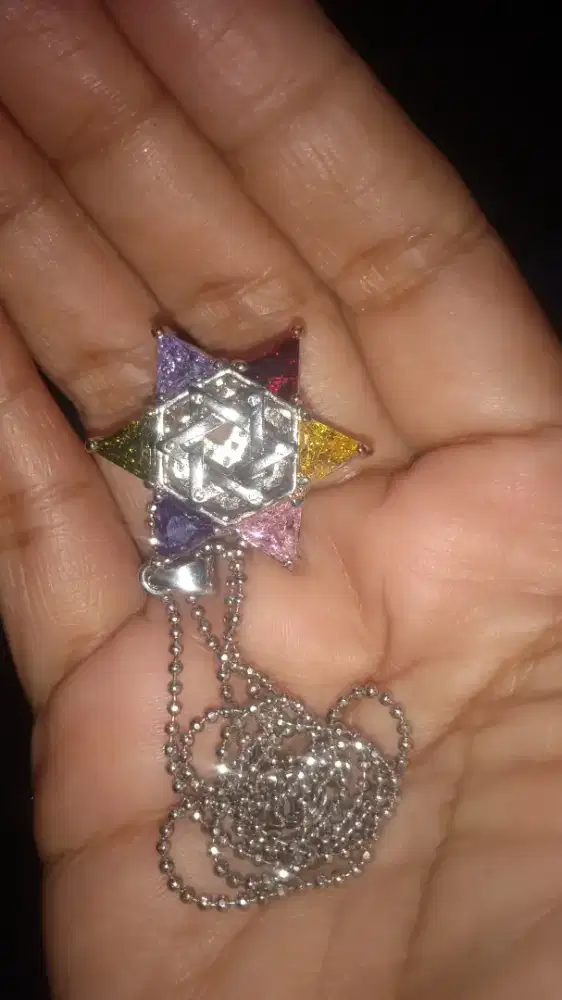 Kalung salip mewah motif Israel.